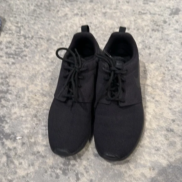 Nike Roche black on black sneakers. Size 7 - Picture 3 of 6